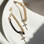 دستبند آویز صلیب چرم سفید/مشکی