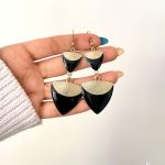 گوشواره آویزدار مثلث مشکی ماکسی طلایی