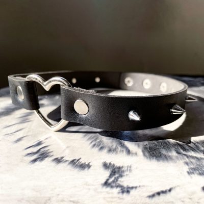 چوکر قلب اسپایکی چرم مشکی آبکاری نقره ای