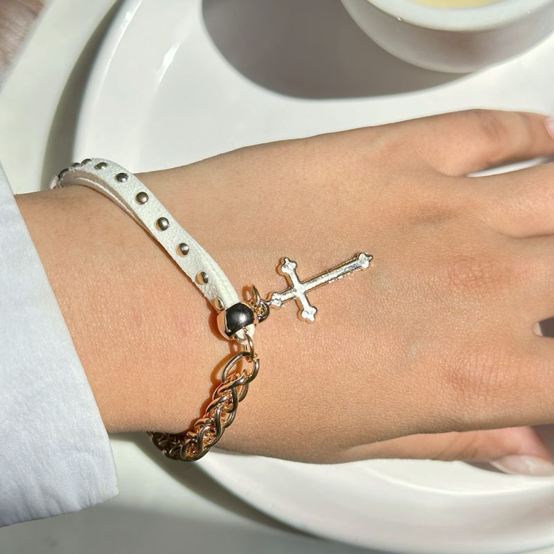 دستبند آویز صلیب چرم سفید/مشکی