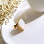 حلقه سنگ صدف سفید استیل طلایی