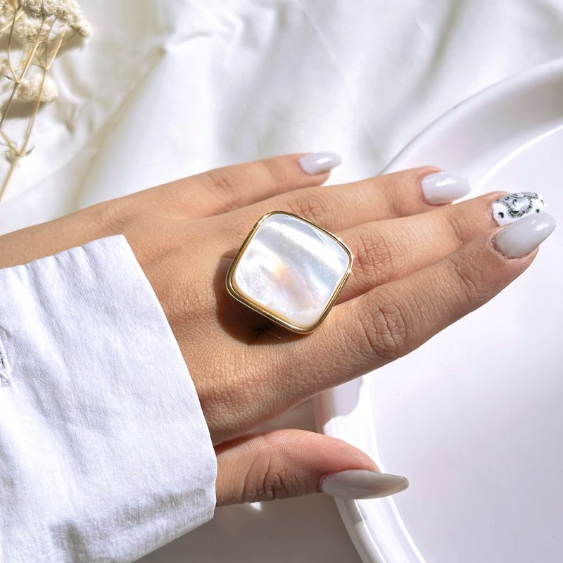 حلقه سنگ صدف سفید استیل طلایی