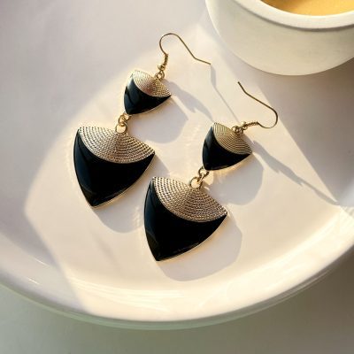 گوشواره آویزدار مثلث مشکی ماکسی طلایی