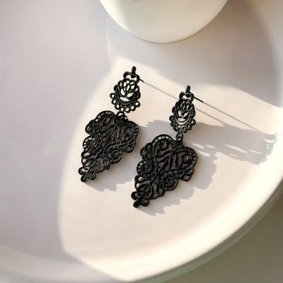 گوشواره آویزدار بلند گل بوهمیان مشکی