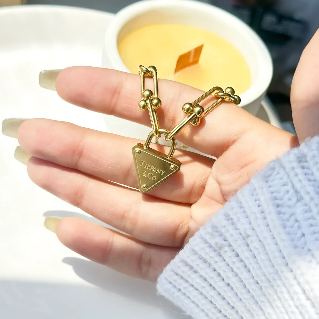 دستبند تیفانی آویز قفل استیل طلایی