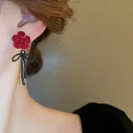 گوشواره گل رز پاپیون مینیمال