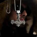 گردنبند پتک کلاغ وایکینگ استیل