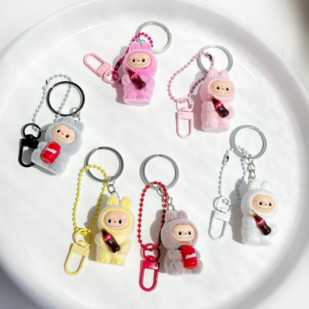 جاسویچی و چارم بگ لبوبو مینی کلاه دار صورتی لبوبو صورتی باربی لبوبو زرد کره ای ذغالی جاسوئیچی لبوبو نارنجی جاسوییچی لبوبو جاسویچی و چارم بگ لبوبو کوکاکولا