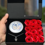 پک گل گردنبند‌ مروارید عشق شانسی رنگ مرواردید داخل صدف ها کاملا شانسی می باشد هر رنگ بر اساس کاتالوگ روی بسته معنی خاص خودش را دارد