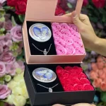 پک گل گردنبند‌ مروارید عشق شانسی رنگ مرواردید داخل صدف ها کاملا شانسی می باشد هر رنگ بر اساس کاتالوگ روی بسته معنی خاص خودش را دارد