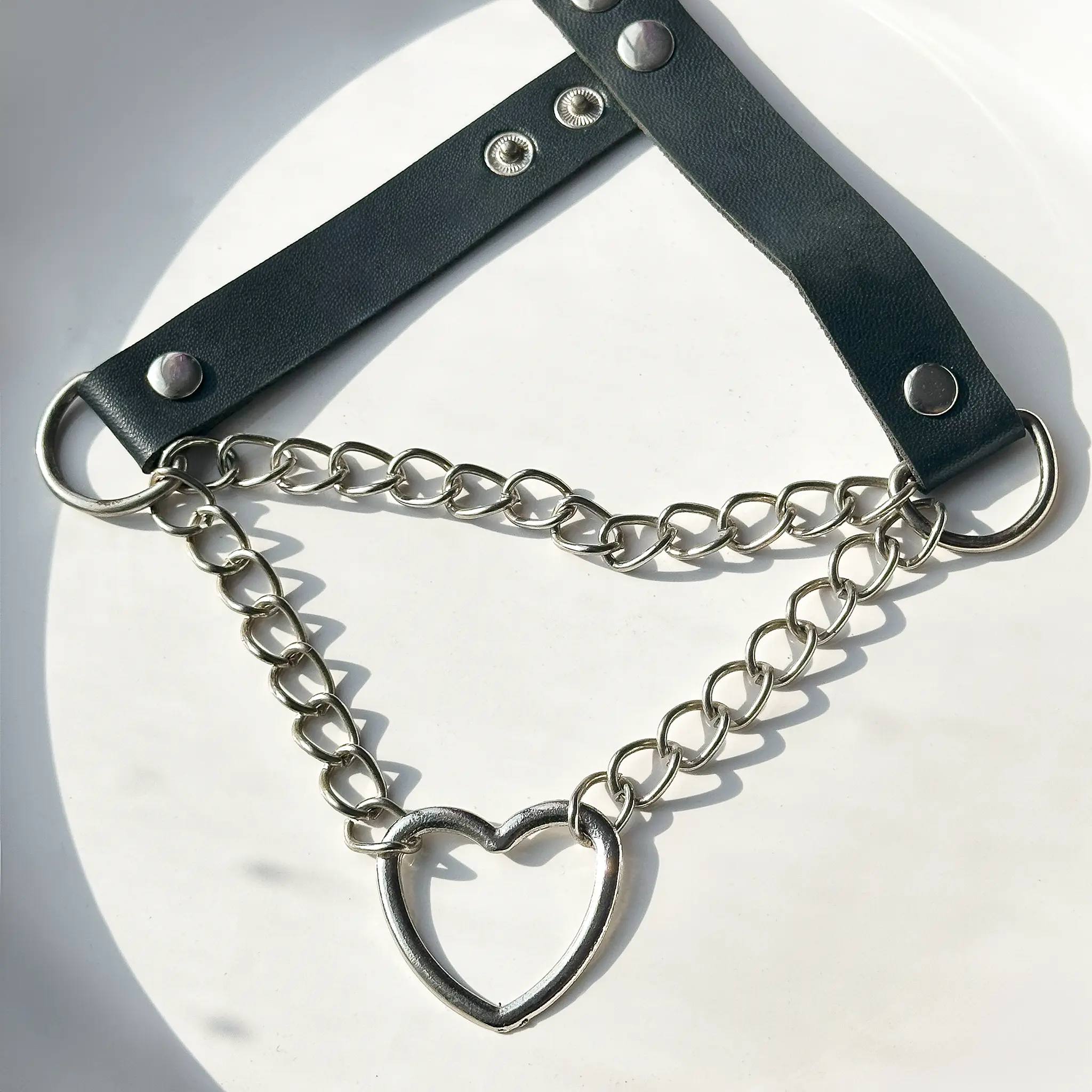 IMG_9184-2 چوکر قلب زنجیر دار چرم آبکاری نقره ای