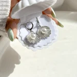 گوشواره صدف مروارید آبکاری رودیوم طلایی گوشواره صدف مروارید منیمال نقره ای