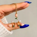 گردنبند لاله صورتی مینیمال